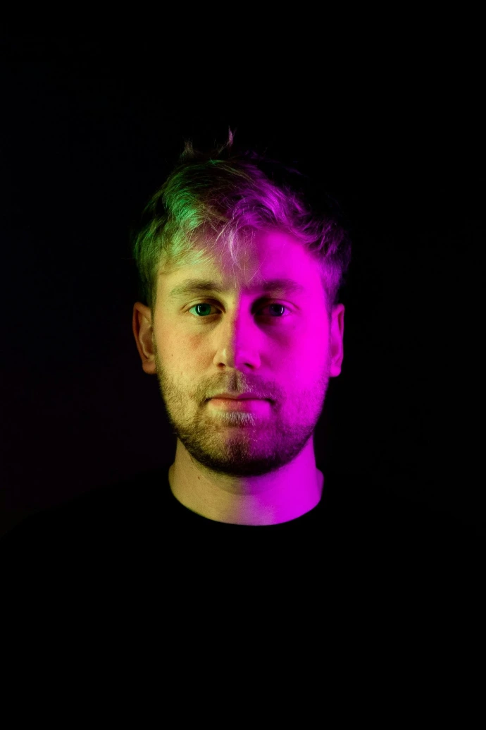 man wearing black shirt